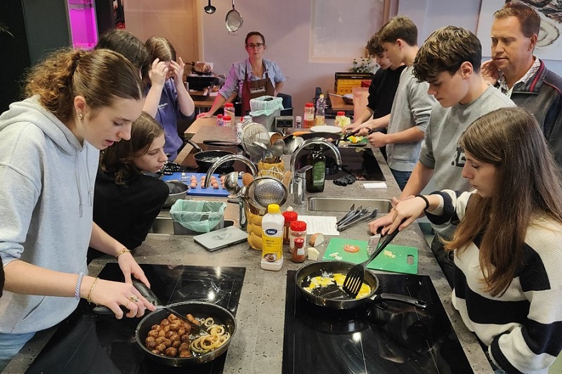 leerlingen koken met duurzame ingredienten